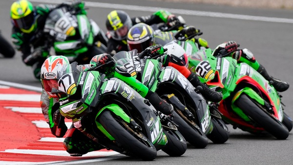 Prove di 2026 a Donington: le Kawasaki Ninja ZX-4RR in pista con la SBK