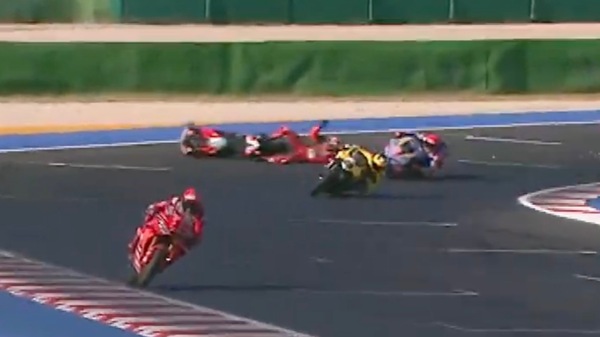 WDW: Bagnaia vince la Race of Champions, contatto Marquez - Bulega all'ultima curva!