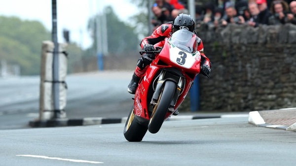 Che finale al Manx GP: Browne vince la Classic SBK con la Ducati 916!