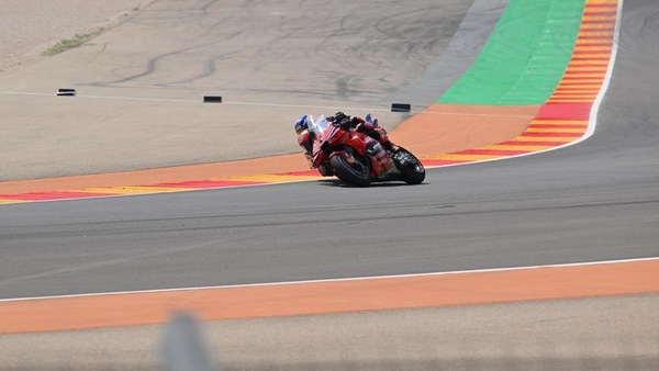 Il duello Bagnaia - Marquez finisce nel peggiore dei modi: la sequenza dell'incidente