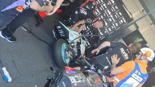 Dramma sfiorato: la moto di Orradre irrompe in Aprilia, strike miracolato