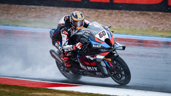 SBK, Gara 1 “pazza” a Magny-Cours: vince Van der Mark, Bautista da 17° a 2°