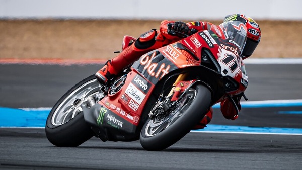 SBK: Bulega vince la Superpole Race a Magny-Cours, out Bautista