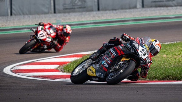 SBK, weekend perfetto per Petrucci: sua anche Gara 2, podio tutto Ducati