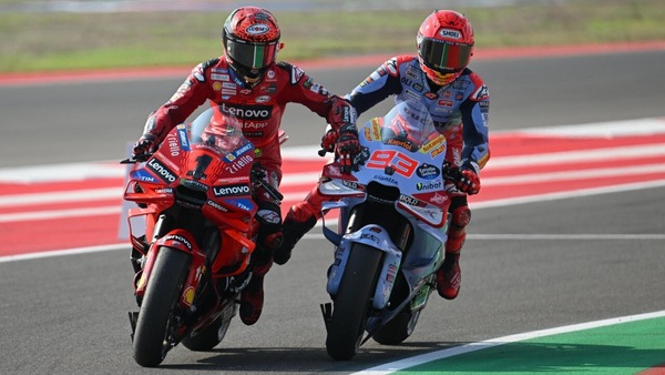 MotoGP da... amici-nemici: Marquez dà uno strappo a Bagnaia