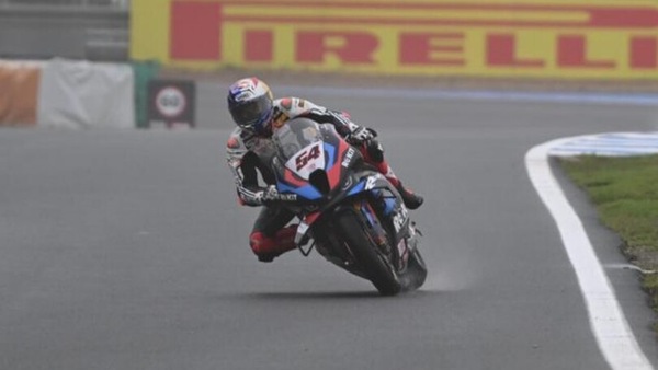 SBK Estoril: Toprak si prende la FP1 sul bagnato, Bulega a terra