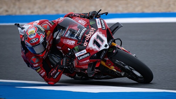 SBK Estoril, fantastico Bulega: brucia Razgatlioglu e vince la Superpole Race!