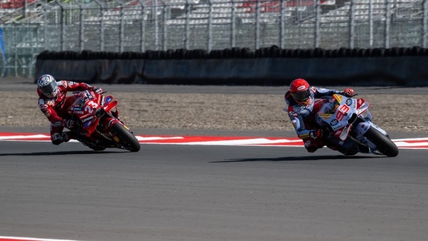 MotoGP, Marquez vs Bastianini: il duello per il 3° posto non vuole un vincitore