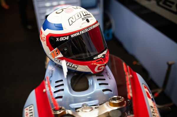 Nolan saluta la MotoGP, Gonzalez la celebra con un casco rétro