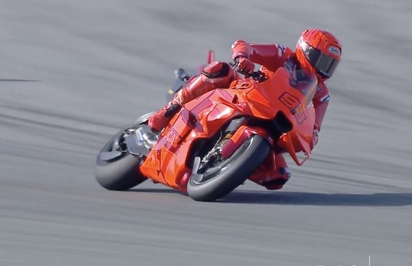 MotoGP test Barcellona: Marc Marquez in azione con la Ducati ufficiale