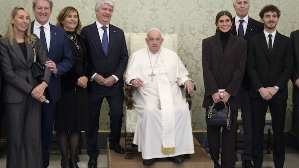 Pecco Bagnaia ricevuto dal Papa insieme a FIM ed FMI