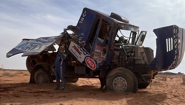 Colpo di scena alla Dakar: incidente con il camion per Danilo Petrucci