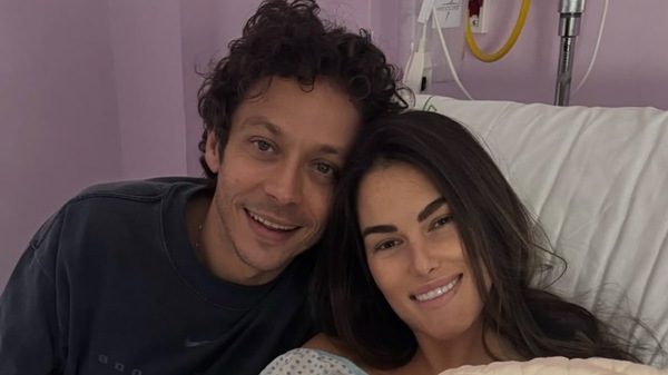 Valentino Rossi e la vita da papà: "Mi sveglio alle 7.45 e faccio il latte"