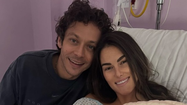 Valentino Rossi e la vita da papà: "Mi sveglio alle 7.45 e faccio il latte"