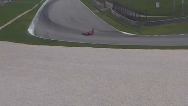 MotoGP 2025, la caduta di Marquez sulla Ducati a Sepang, vista da un'angolatura inedita