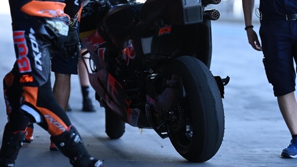 MotoGP, KTM "mangiagomme": la RC16 divora pure i piloti?
