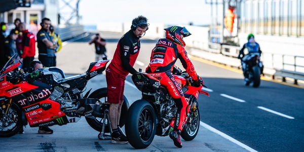 SBK Bulega: “Non ha senso fare il cambio gomme a metà gara”