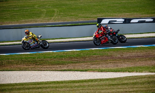 SBK, le immagini dell'errore di Toprak e Bautista: Iannone e Bulega evitati per miracolo