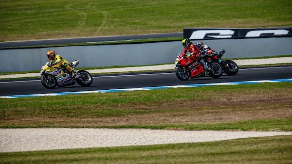 SBK, le immagini dell'errore di Toprak e Bautista: Iannone e Bulega evitati per miracolo