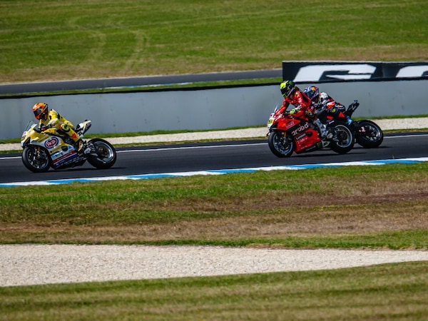 SBK, le immagini dell'errore di Toprak e Bautista: Iannone e Bulega evitati per miracolo