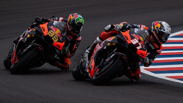 MotoGP, Binder e Acosta veloci, ma non basta: inizio di stagione difficile per KTM