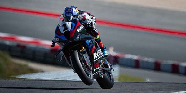 SBK Portimao, Gara 1: Toprak torna alla vittoria, ma che duello con Bulega!