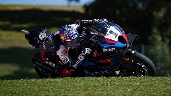 SBK Portimao: Razgatlioglu firma la tripletta in Gara 2 davanti a Bulega