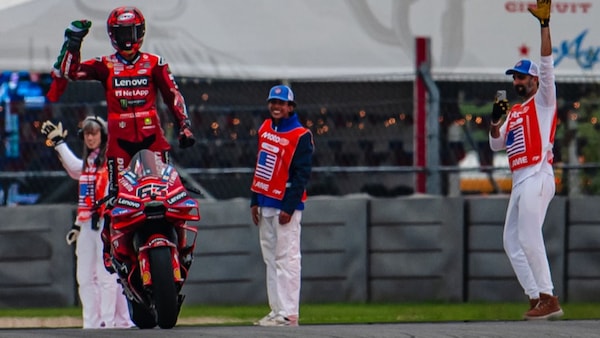 Approfitta dell'errore di Marc e batte Alex: Bagnaia risponde ai Marquez