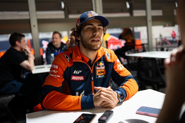 MotoGP, esclusiva Bastianini sulla KTM "scomoda": "Quando parla Dani, è come avere un maestro"