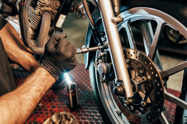 Arriva la primavera: cosa fare prima di accendere la moto