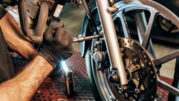 Arriva la primavera: cosa fare prima di accendere la moto