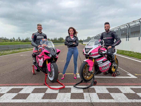 Elisa Mazzucchelli e Marco Melandri presentano la moto di Andrea Majola per il Tourist Trophy 2025