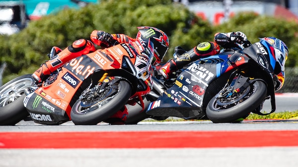 SBK, ufficiale: riduzione del flusso di carburante per Ducati e BMW!