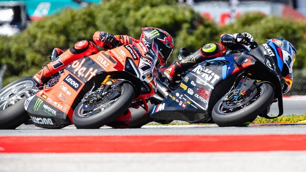 SBK, ufficiale: riduzione del flusso di carburante per Ducati e BMW!