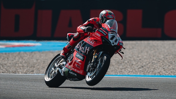 SBK Assen: dominio di Bulega, podio tutto italiano in Gara 1