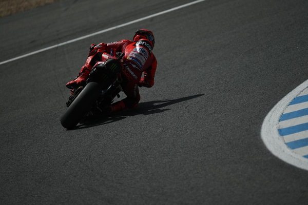 MotoGP, le foto dello strepitoso salvataggio di Marc Marquez a Jerez