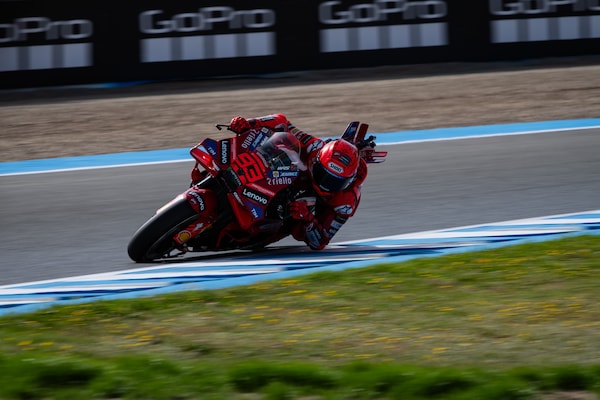 MotoGP, Jerez 2025: Marc Marquez approfitta della caduta di Quartararo e vince la Sprint davanti ad Alex e Pecco