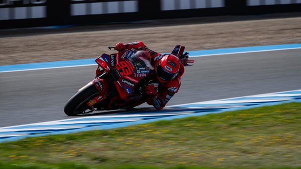 MotoGP, Jerez 2025: Marc Marquez approfitta della caduta di Quartararo e vince la Sprint davanti ad Alex e Pecco