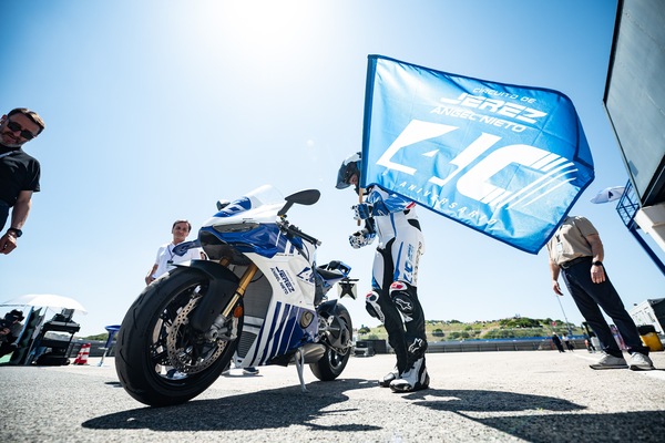 MotoGP, Jerez festeggia i 40 anni: le immagini del giro d'onore di Checa