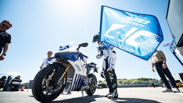 MotoGP, Jerez festeggia i 40 anni: le immagini del giro d'onore di Checa