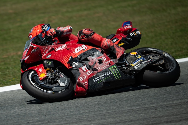 MotoGP, Marc Marquez: moto distrutta ma passo da vittoria