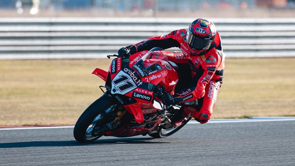 SBK Cremona: Bulega al comando nelle FP1, Petrucci 2° con caduta