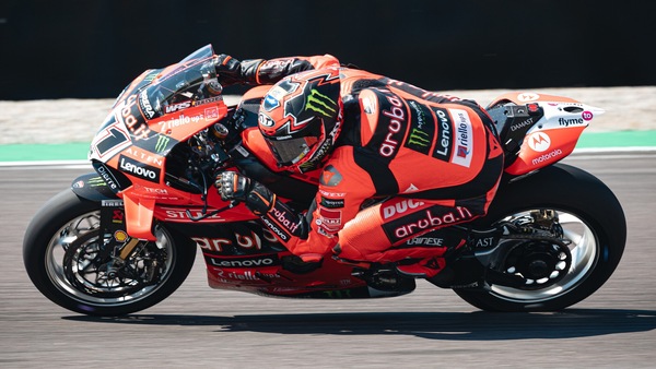 SBK Cremona, Bulega inarrestabile: sua anche la Superpole, solo 13° Petrucci