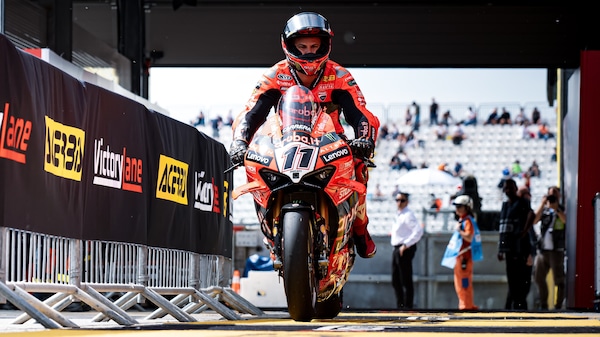 SBK Cremona: Bulega resiste a Razgatlioglu e conquista Gara 1, Iannone 4°