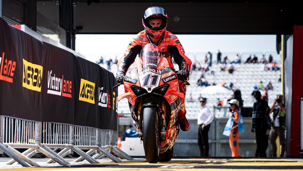 SBK Cremona: Bulega resiste a Razgatlioglu e conquista Gara 1, Iannone 4°