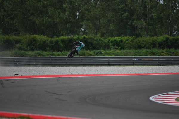 SBK: Caduta ad alta velocità per Tarran Mackenzie, la moto prende il volo