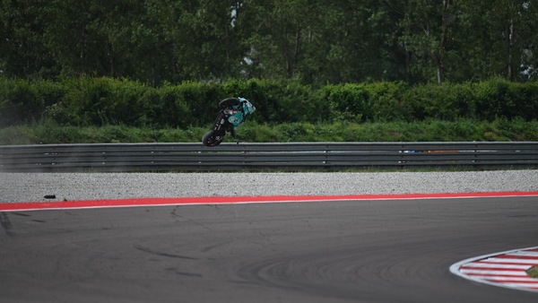 SBK: Caduta ad alta velocità per Tarran Mackenzie, la moto prende il volo