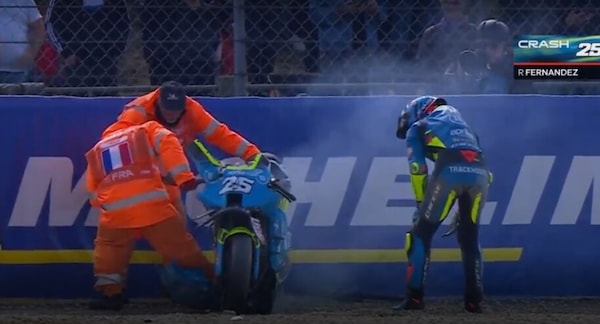 GP Francia, brutto incidente, pericolo scampato: la moto fuma