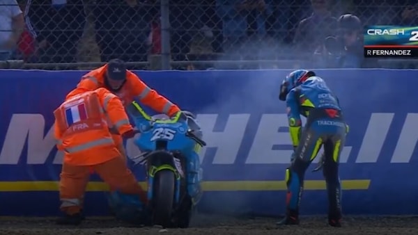 GP Francia, brutto incidente, pericolo scampato: la moto fuma