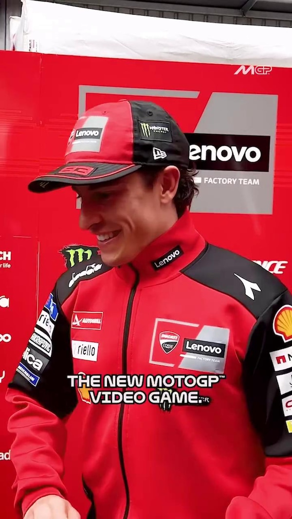 MotoGP, la consegna del videogioco MotoGP25 a Marquez e Bagnaia